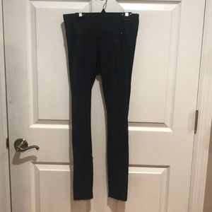 Black stretchy gym leggings.